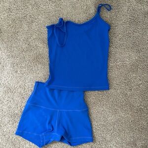 ARITZIA TNA golden workout set